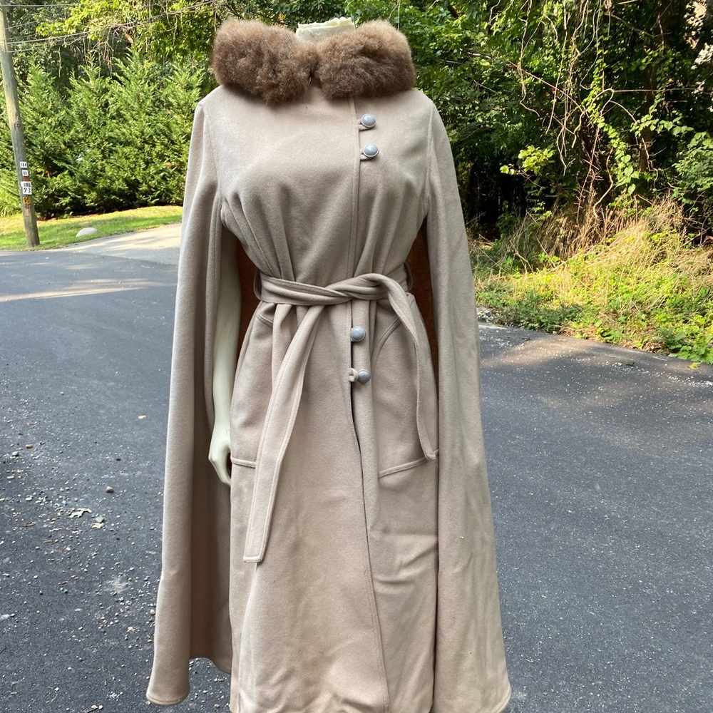 Rare - Vintage 100% wool cape with fur collar